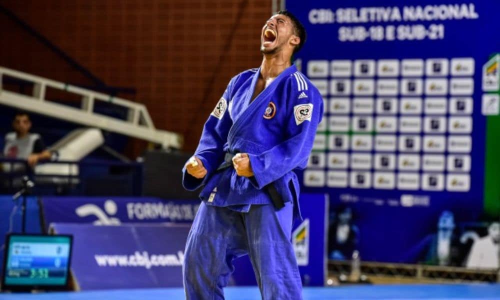 Seletiva nacional - judoca, de quimono azul, comemora vitória após luta