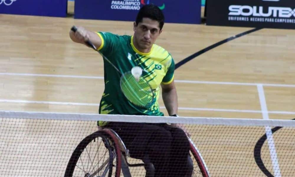 Brasil no parabadminton - Julio Cesar Godoy, em sua cadeira de rodas, dando uma raquetada na peteca