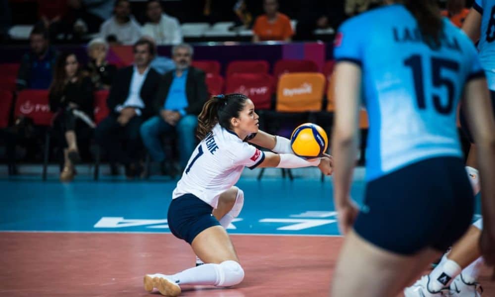 Minas x Conegliano - Mundial de clubes de vôlei feminino - Nyeme faz recepção usando uma manchete. Ela veste shorts azul e camisa branca
