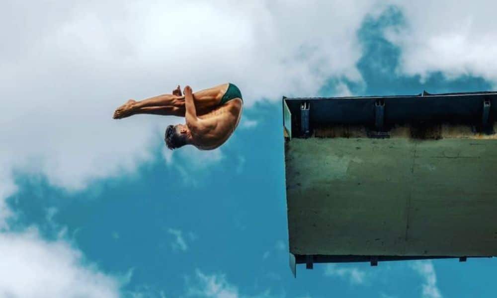 Gabriel Perdigão executa salto na posição carpada