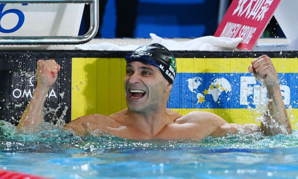 Nicholas Santos ergues os braços para comemorar mais um ouro no Mundial de natação em piscina curta
