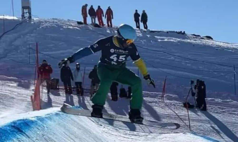 Noah Bethonico salta com sua prancha de snowboard em etapa da copa do mundo
