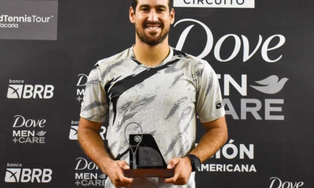 Orlando Luz segura seu troféu de finalista do Vacaria Open