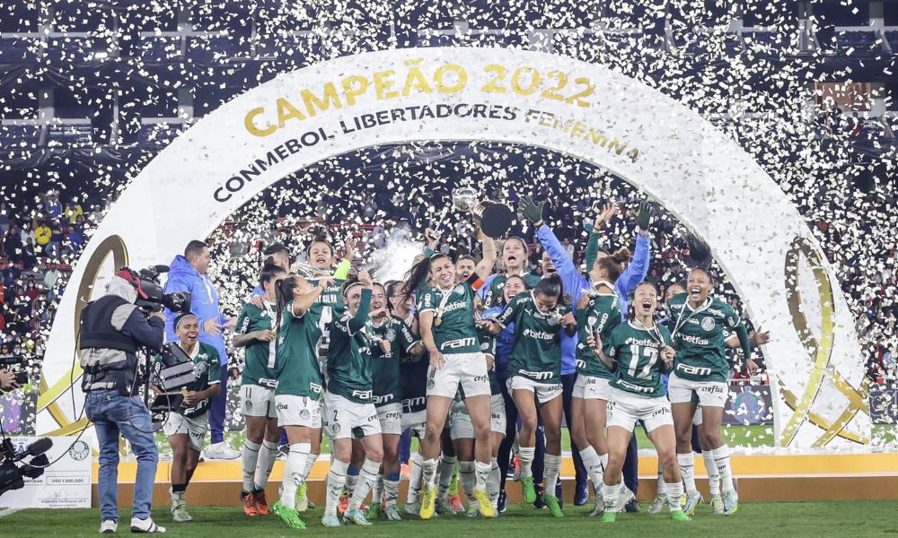 Mundial de clubes feminino? Bia Zaneratto ergue taça da libertadores feminina cercada por atletas do Palmeiras
