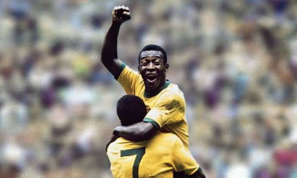 Pelé dá um soco no ar, carregado por Jairzinho