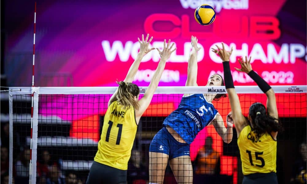 Praia Clube x Conegliano - Mundial de clubes de vôlei feminino - Jogadora do time italiano ataca, com Carol e Anne Buijs no bloqueio