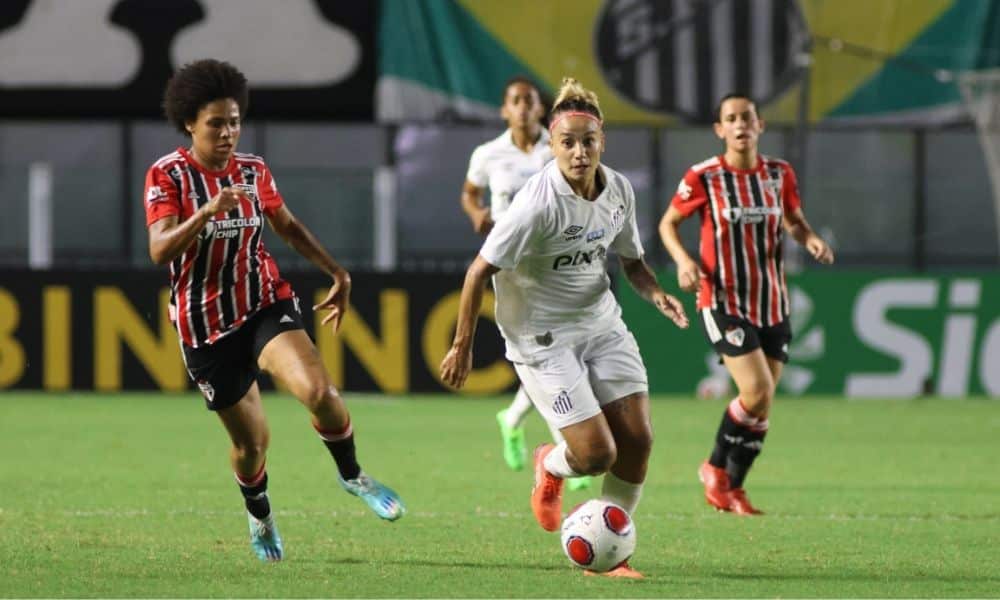 Santos x São Paulo - Paulistão Feminino - jogadoras das duas equipes disputam a bola