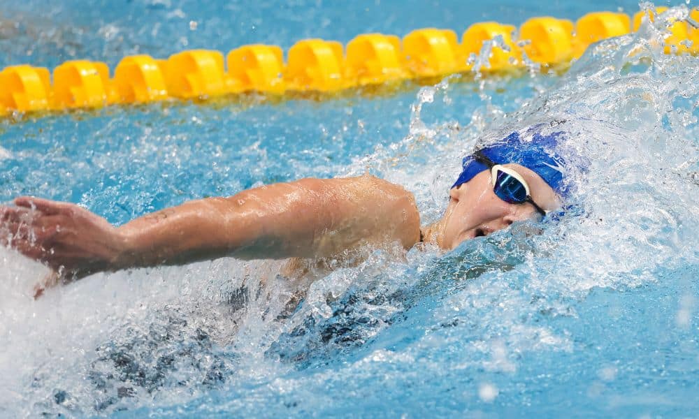 Brasil no Mundial de natação - Stephanie Balduccini nada entre raias amarelas. Ela veste maiô cinza, touca e óculos azuis