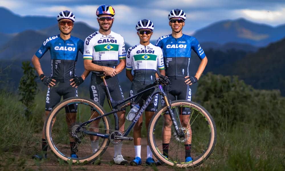 Henrique Avancini Caroi/Henrique Avancini Racing - atletas posam para foto com a bicicleta nova da Caloi