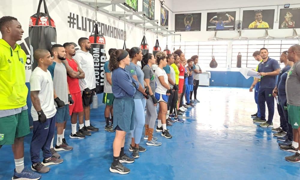 Atletas e comissão da seleção brasileira de boxe se reúne antes de treino