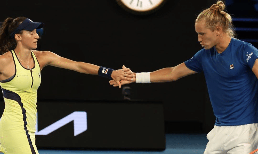 Rafael Matos e Luisa Stefani se cumprimentam após vitória em Roland Garros, um Grand Slam