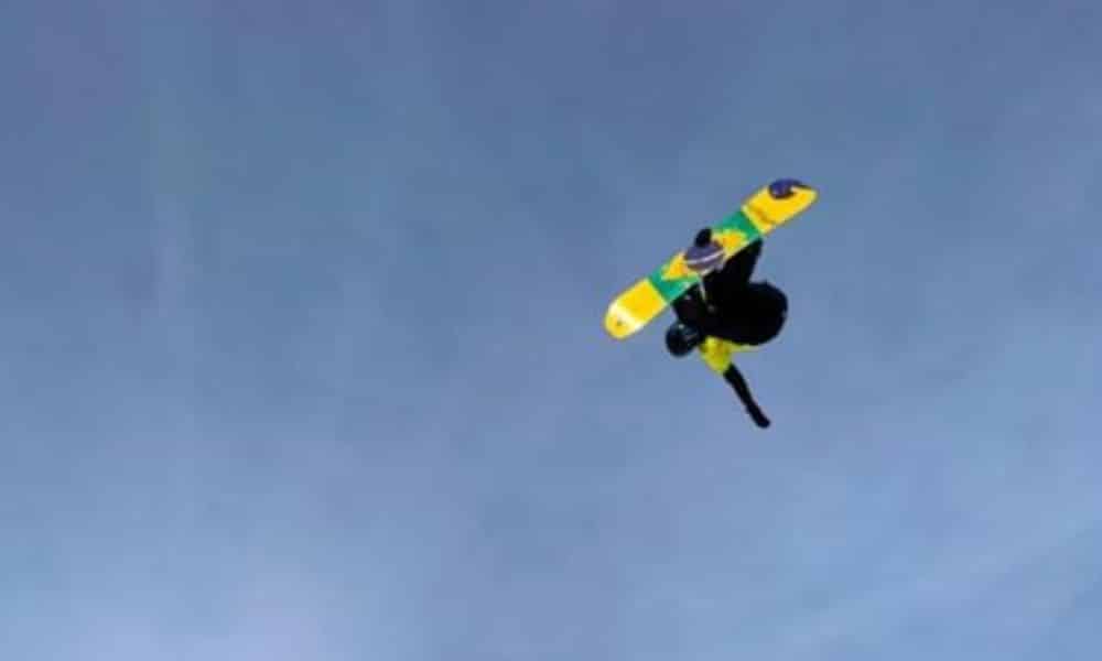 Augustinho Teixeira salta com sua prancha de snowboard no ar