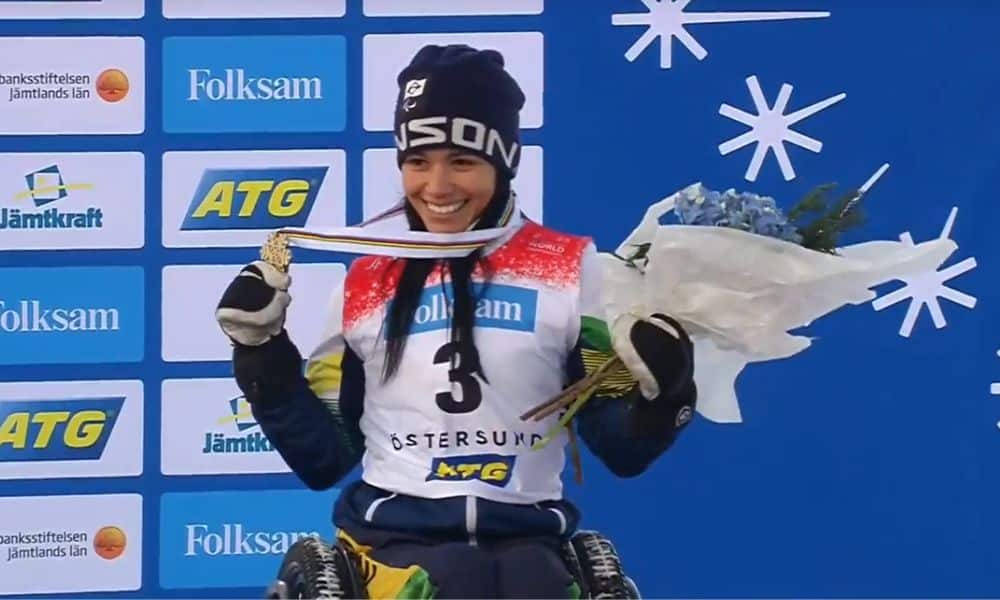 Aline Rocha no Mundial Paralímpico de esqui nórdico - Brasileira segura sua medalha e um buquê de flores