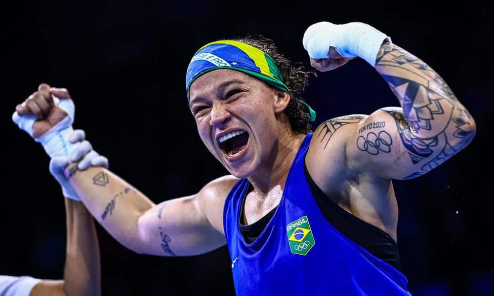 Bia Ferreira ergue os braços para comemorar vitória no Mundial de boxe de 2022
