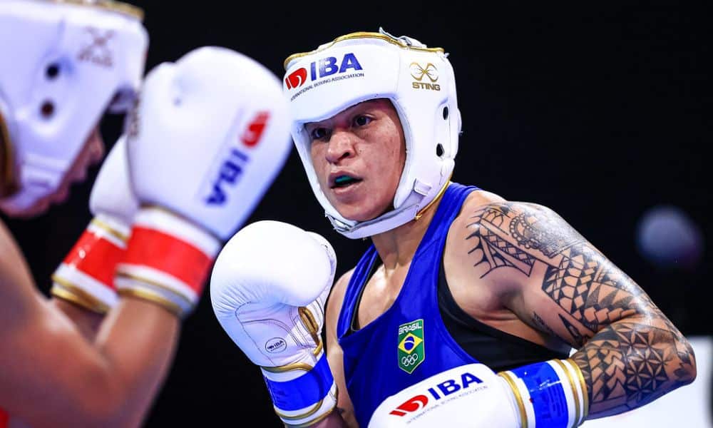 Bia Ferreira, usando luvas e capacete brancos, durante combate no Mundial de 2022