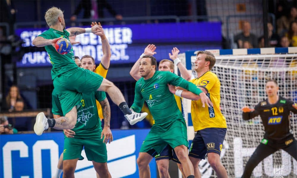 Mundial de handebol masculino - Brasil x Suécia - Raul Nantes salta sobre a barreira para arremessar a bola Uruguai ao vivo
