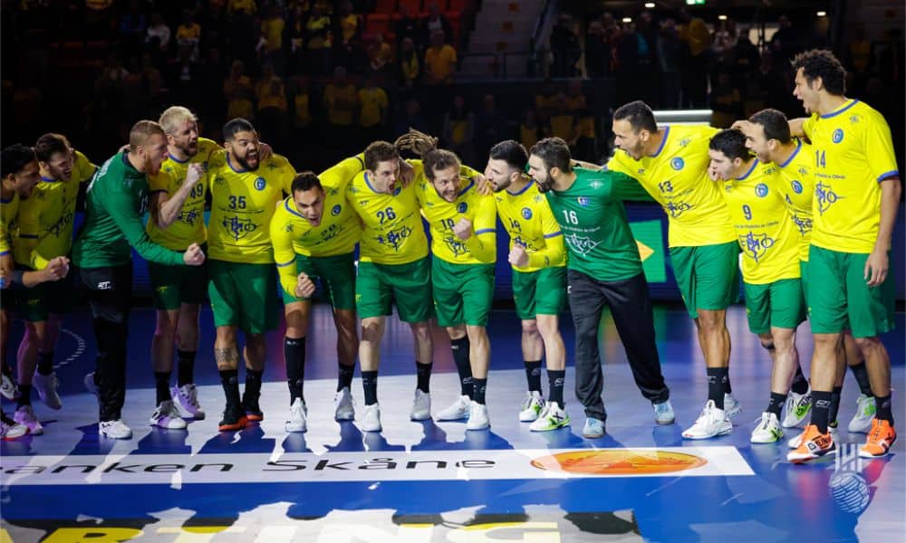 Brasil x Portugal - Mundial de Handebol masculino ao vivo - Brasileiros abraçados na hora do hino