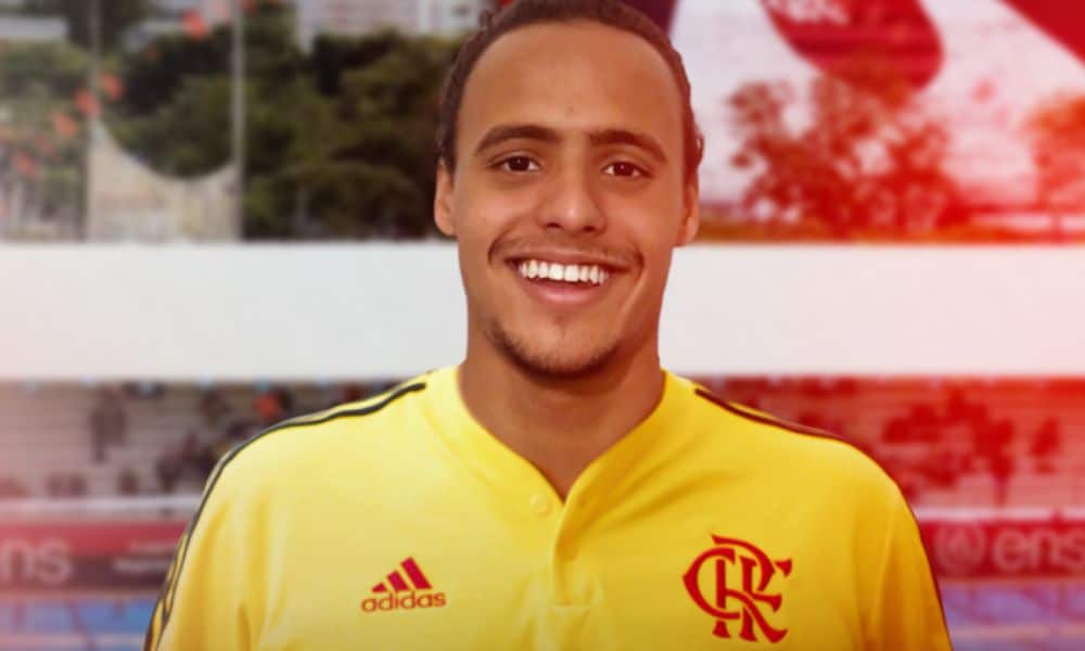 Felipe Gonçalves posa para foto com a camisa amarela do Flamengo