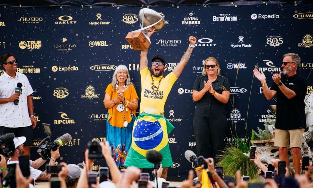 Brasil na WSL - Filipinho ergue o troféu de campeão mundial