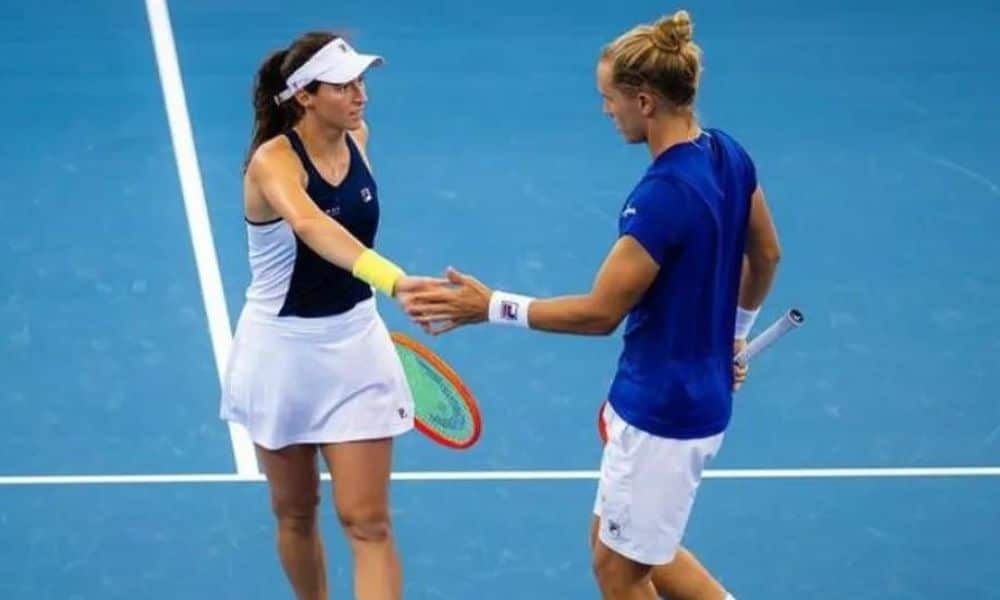 Luisa Stefani e Rafael Matos se cumprimentam e conversam durante jogo australian open