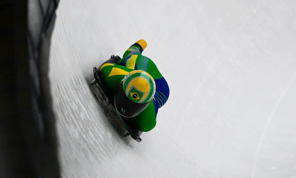 Copa do Mundo de skeleton - Nicole Silveira desliza no gelo com seu trenó