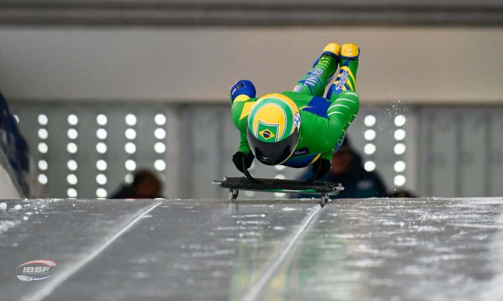 Nicole Silveira na Copa do Mundo de Skeleton - Brasileira se joga para montar no trenó no início de descida