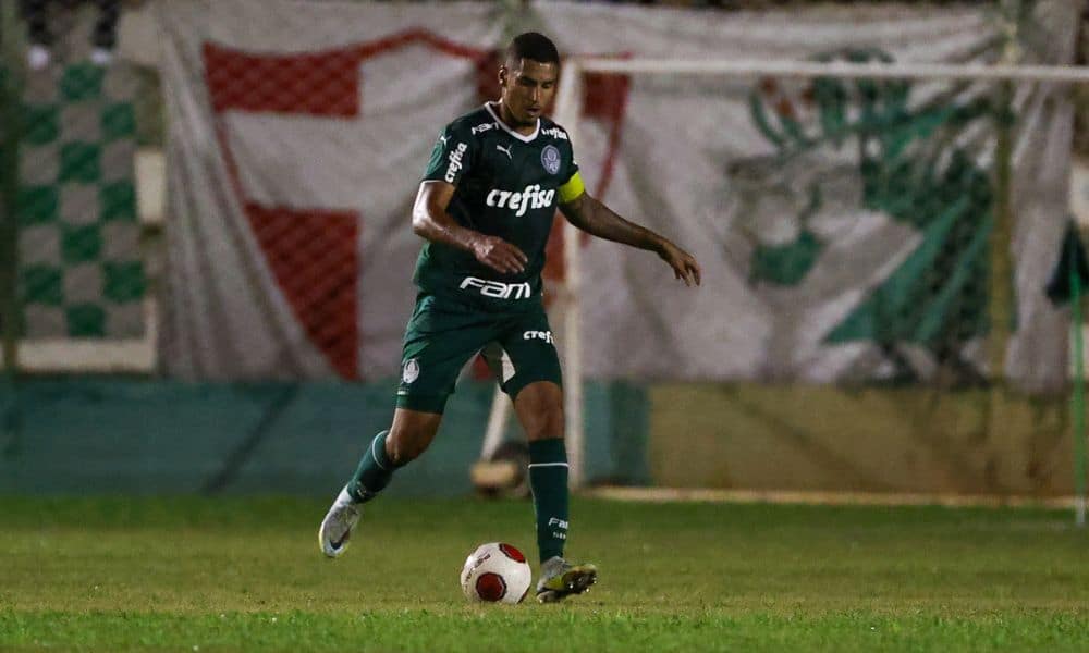 Palmeiras x América - Copinha 2023 - Jogador do palmeiras se prepara para passar a bola