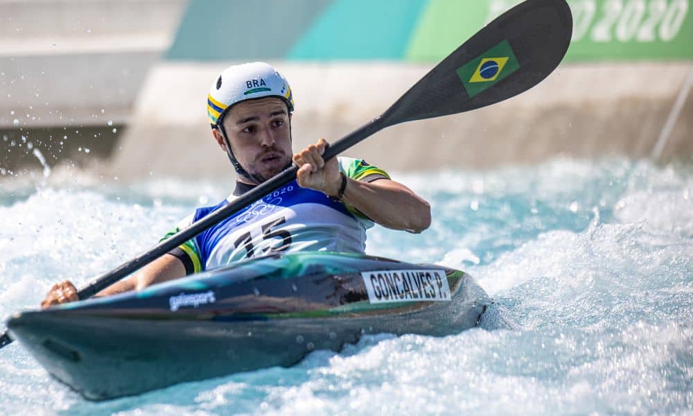 Canoagem slalom - Pepê Gonçalves dentro do kayak em corredeira nos Jogos Olímpicos de tóquio