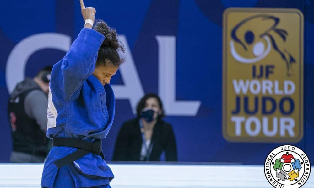 Brasil no Grand Prix de Portugal de judô - foto de Rafaela Silva, de quimono azul, erguendo a mão direita