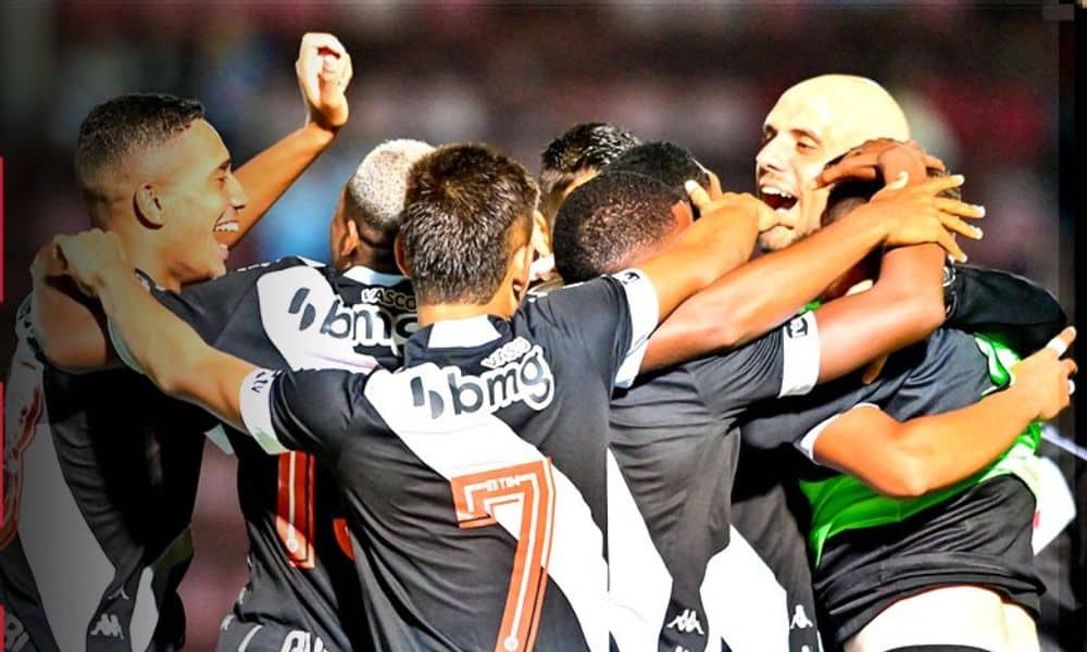 Copinha - Vasco x Hercílio Luz - Meninos da Colina se abraçam para comemorar um gol