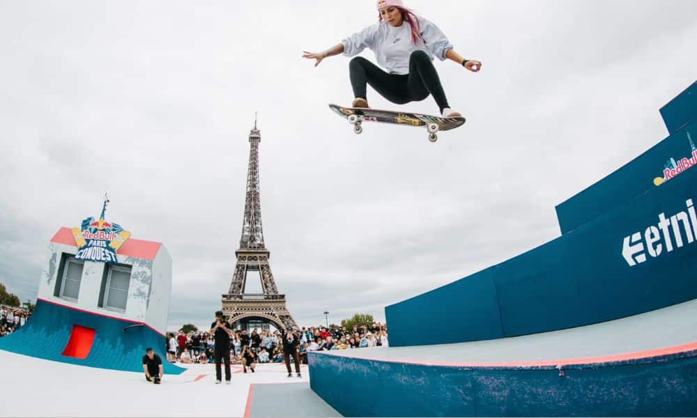 Letícia Bufoni disputa competição numa viagem a Paris, em frente à Torre Eiffel