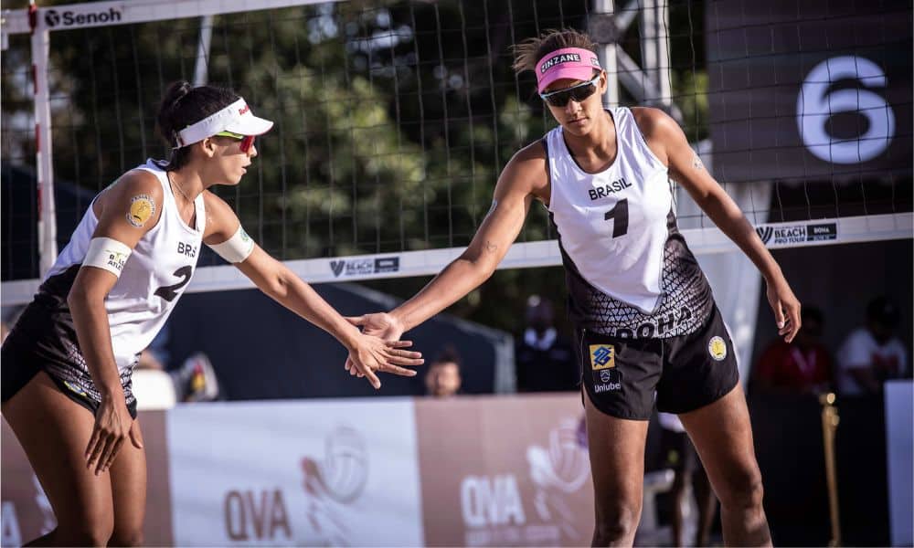 Duda e Ana Patrícia se cumprimentam no Elite 16 de Doha de vôlei de praia