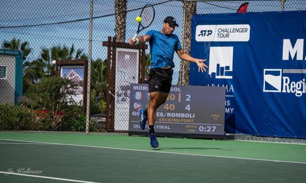 Fernando Romboli em ação no Challenger de Praga do Bahrein de tênis