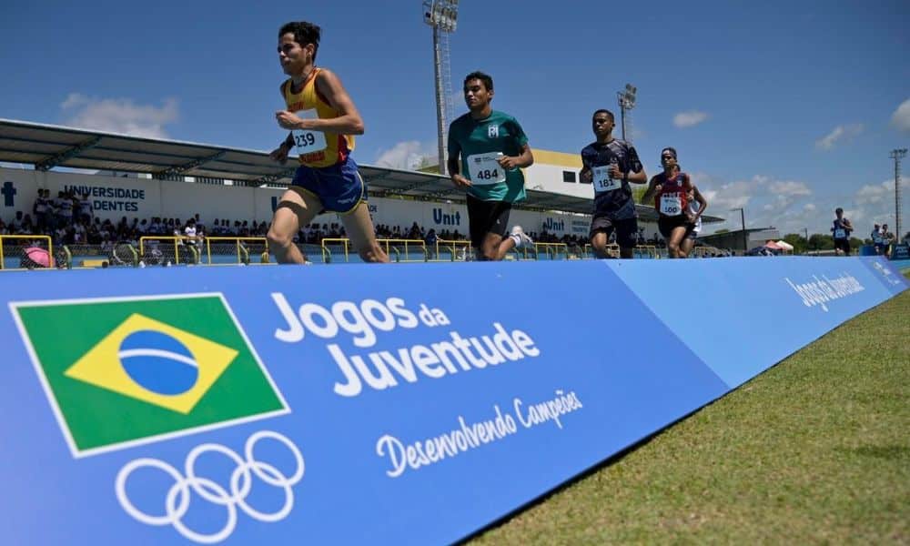 COB - Atletas correm em pista de atletismo nos Jogos da Juventude