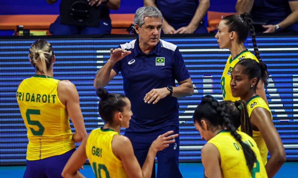 José Roberto Guimarães conversa com atletas da Seleção Feminina de vôlei do Brasil durante um jogog