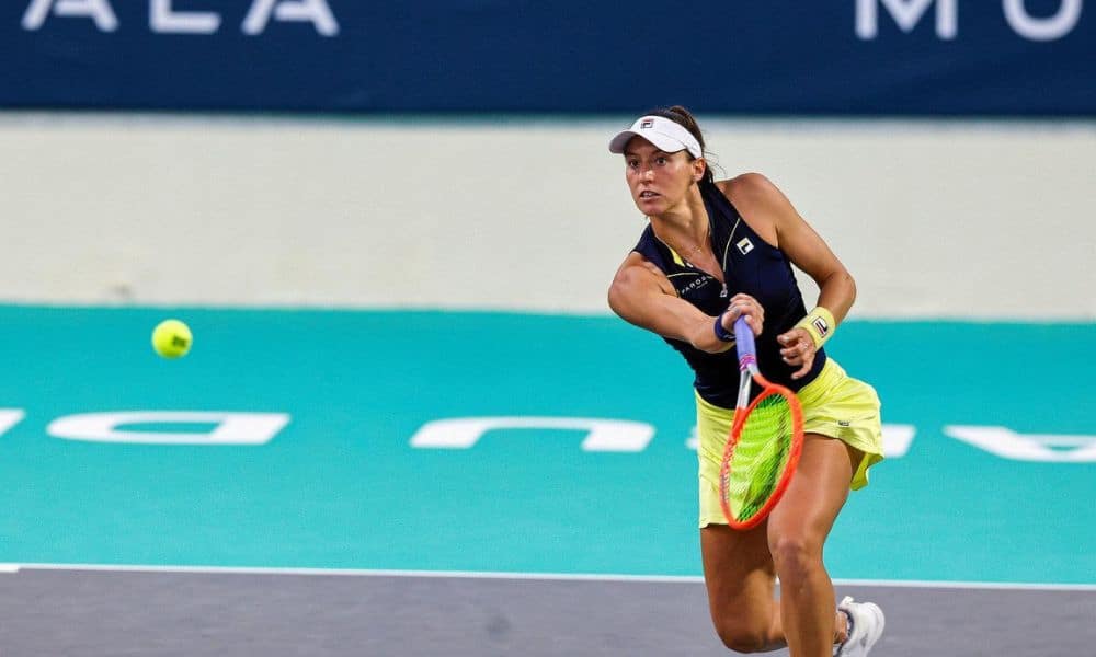 Luisa Stefani no WTA 500 de Abu Dhabi - Brasileira ataca a bola com um backhand