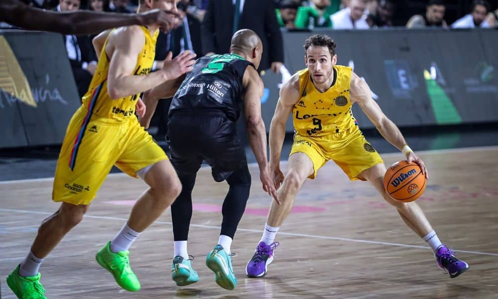 Marcelinho, do Tenerife, tenta driblar adversário do Darussafaka Lassa na Champions League de basquete