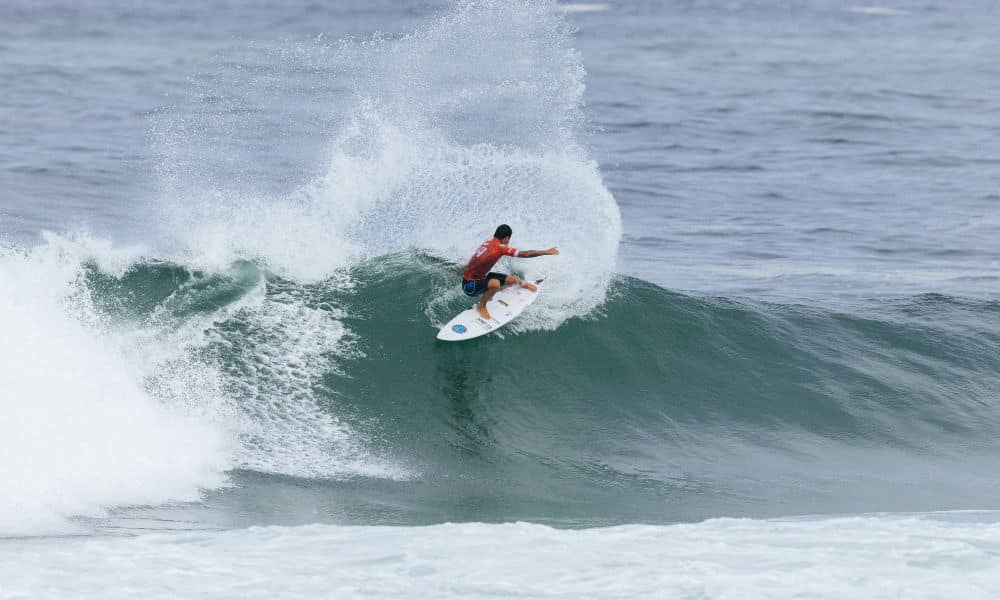 WSL Pipeline surfe - Miguel Pupo surfando em onda