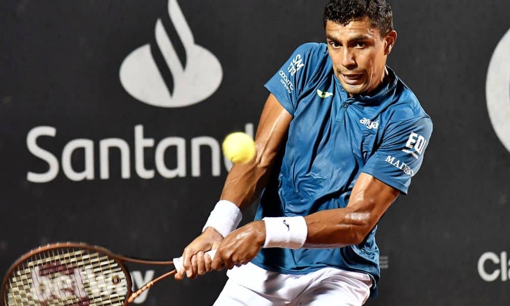 Thiago Monteiro no ATP 250 de Santiago - Aberto do Chile - brasileiro faz devolução com as duas mãos na raquete