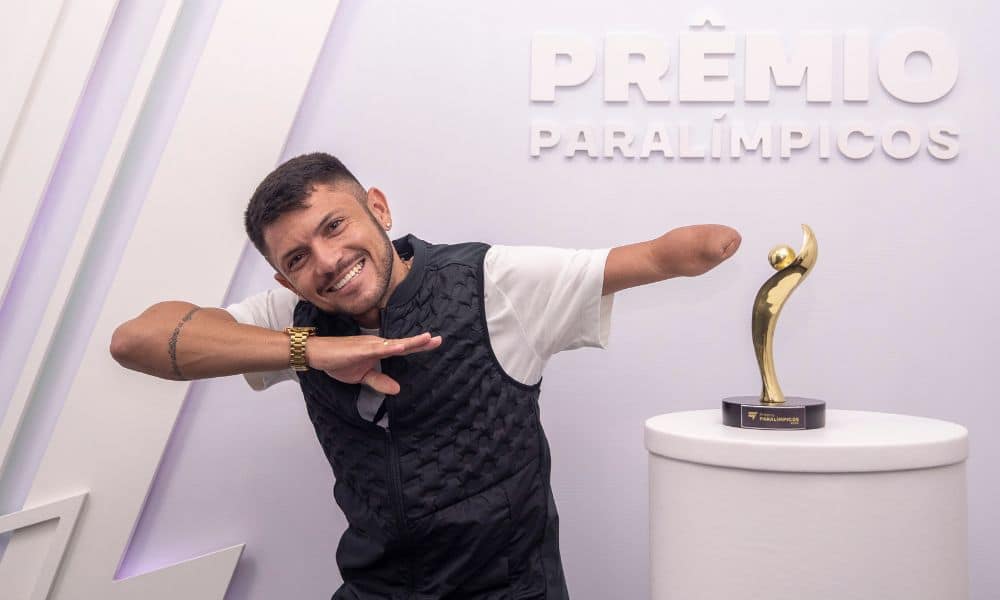 CPB - Prêmio Paralímpicos - Petrúcio Ferreira posa para foto com o troféu