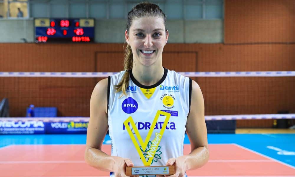 Superliga Feminina - Anne Buijs posa para foto com o troféu Viva Vôlei