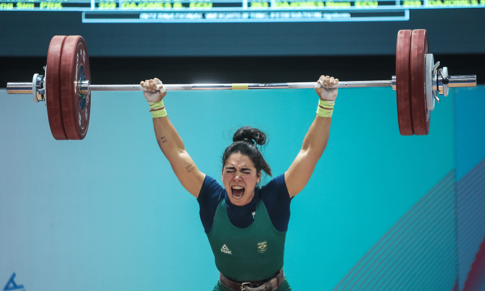 Amanda Schott faz força enquanto ergue peso no Pan-Americano de levantamento de peso
