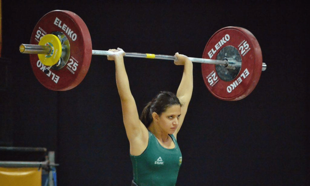 Beatriz Kamille em ação no Mundial sub-17 de levantamento de peso