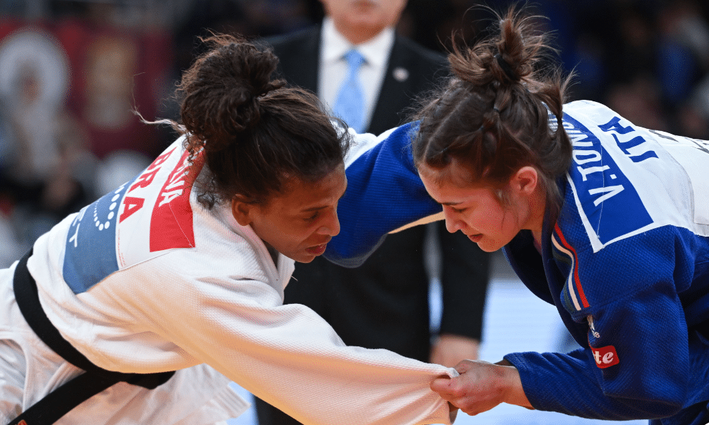 Rafaela Silva enquanto luta no Grand Slam de Tbilisi de judô