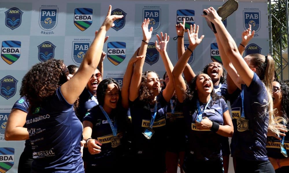 ABDA - Equipe feminina festeja com o troféu Mas
