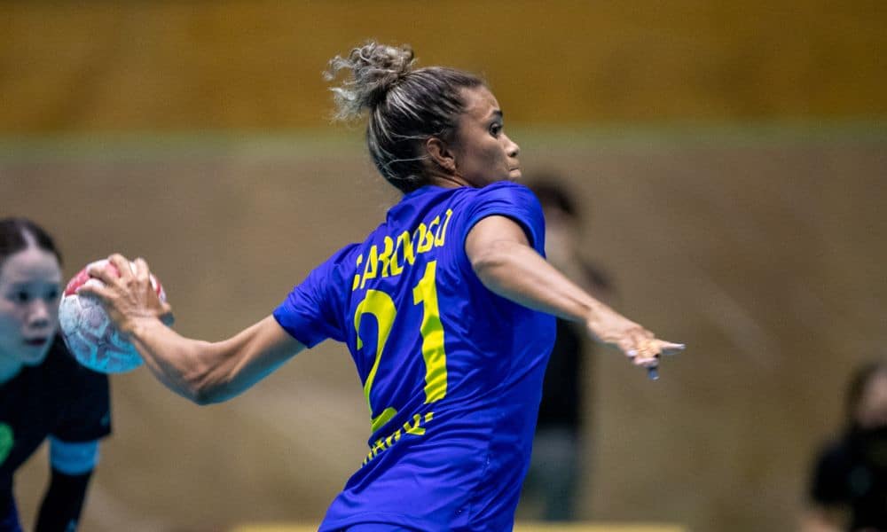 Mas - Adriana ataca a bola - Brasil x Áustria amistoso handebol feminino