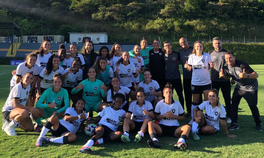 Mas - Atletas do Botafogo posam para foto após jogo do Brasileiro Sub-20 de futebol feminino
