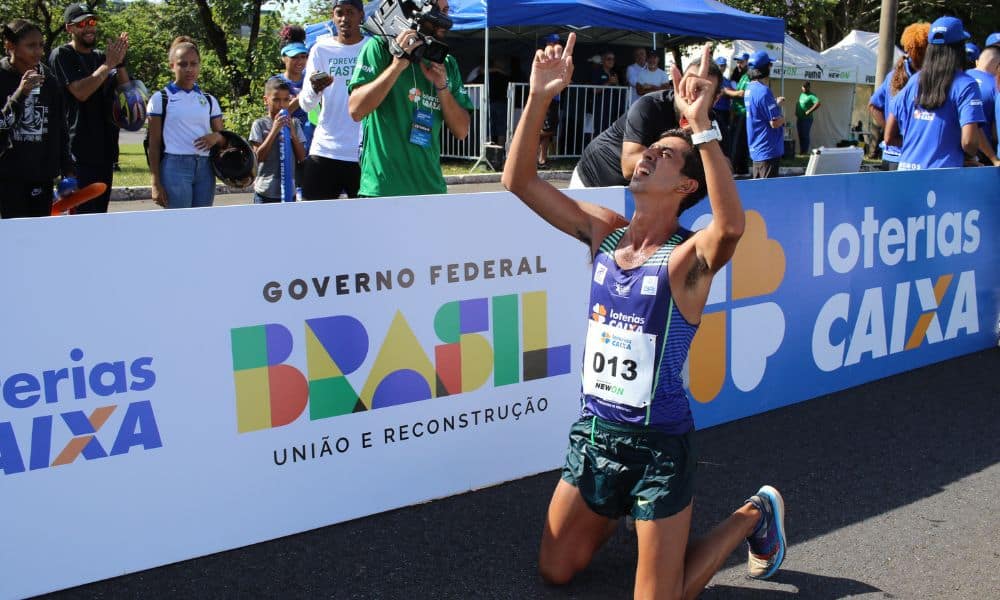 Mas - Caio Bonfim se ajoelha após terminar os 20km na Copa Brasil de Marcha Atlética