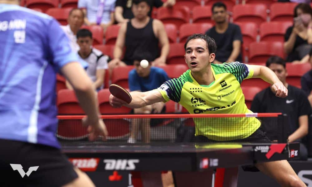 Hugo Calderano olha para a bola antes de devolução em jogo do Smash de Singapura de tênis de mesa