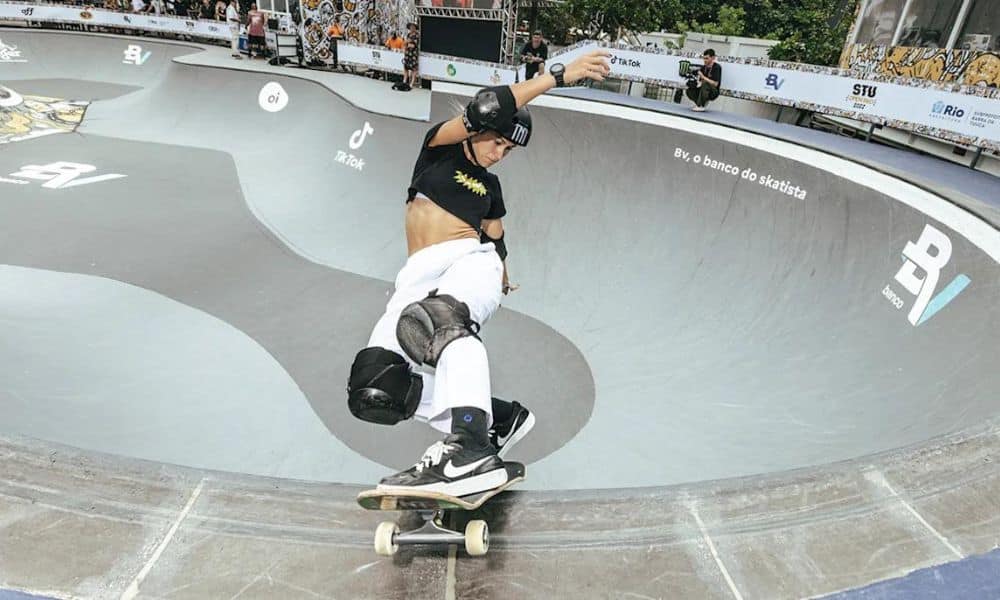 Dora Varella andando de skate, deslizando na borda do bowl mas